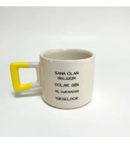 Sana Olan Hislerim Dolar Gibi Baskılı Sarı Kare Kulplu Kupa (Beyaz)