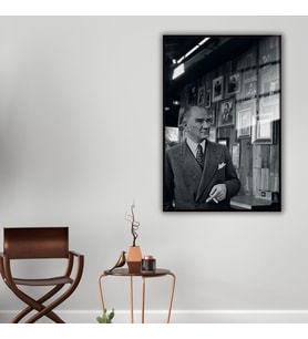 Metal Çerçeveli Cam Tablo Atatürk ve Siyah Beyaz Fotoğrafları (Siyah)