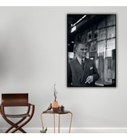 Metal Çerçeveli Cam Tablo Atatürk ve Siyah Beyaz Fotoğrafları (Siyah)