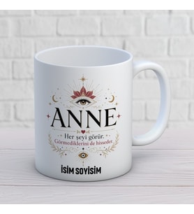 Kişiye Özel Anne Tasarımlı Her Şeyi Görür Yazılı İsimli Seramik Kupa Bardak