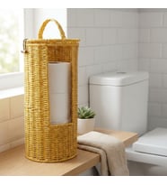 Askılı Plastik Rattan Tuvalet Kâğıdı Standı – Hasır Görünümlü, Kapaklı, Yedekli WC Kâğıtlık, Banyo ve Tuvalet İçin Dekoratif Organizer (5680)