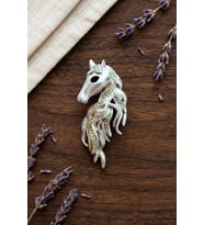 Rüzgarda Savrulan Yeleli At Başı Broş Mat Gümüş Renk Kristal Taşlı Yaka İğnesi