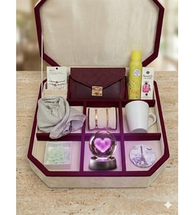 SEVGİLİYE BORDO KAPİTONE KADIN OMUZ ÇANTASI, IŞIKLI KALPLİ CAM KÜRE,ŞAL,CEP AYNASİ,MUM, PARFÜM DEODORANT, TAKI,KUPA VE ŞANS BİLEKLİĞİ KONSEPT PREMİUM KADIN HEDİYE KUTUSU