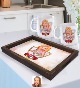 BK Gift Kişiye Özel İsimli Kadın Chef Karikatürlü Doğal Ahşap Tepsi ve 2’li Kupa Bardak Seti