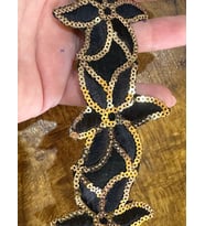 ÜTÜ İLE YAPIŞAN PAYETLİ ÇİÇEKLİ DEKORATİF ŞERİT DİKİŞ APLİKE EN 6 CM (1 METRE )