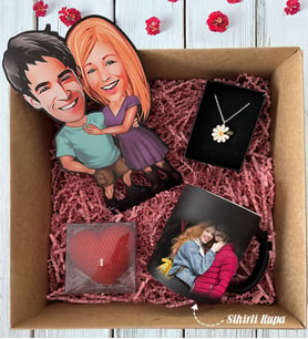 BK Gift Kişiye Özel Sevgililer Karikatürlü Ahşap Biblo & Sevgililer Günü Tasarımlı Kupa & Kalp Mum & Papatya Kolye Hediye Kutulu Set, Sevgiliye Hediye, Yıl Dönümü Hediyesi