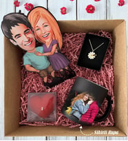 BK Gift Kişiye Özel Sevgililer Karikatürlü Ahşap Biblo & Sevgililer Günü Tasarımlı Kupa & Kalp Mum & Papatya Kolye Hediye Kutulu Set, Sevgiliye Hediye, Yıl Dönümü Hediyesi