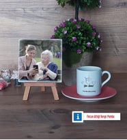 Yılın Annesi Fotoğraflı Dekoratif Taş, Ahşap Altlıklı Türk Kahvesi Fincanı Hediye (Model 6)