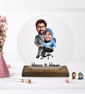 BK Gift Kişiye Özel Sevgililer Karikatürlü Yuvarlak Ahşap Standlı Biblo-59