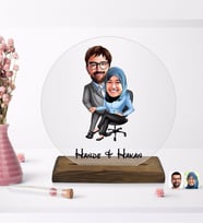 BK Gift Kişiye Özel Sevgililer Karikatürlü Yuvarlak Ahşap Standlı Biblo-59