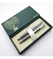 Signator® S295 Parlak Krom Kabartmalı Kalem Seti - Dolma Kalem + Tükenmez Kalem Set  İsme Özel Kalem  Hediyelik Kalem (Karışık)