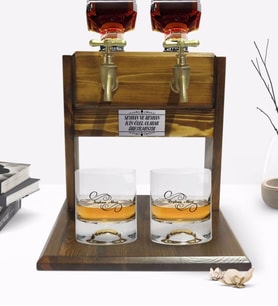 BK Gift Kişiye Özel Renkli Baskılı İsimli İkili Viski Bardağı ve Çift Musluklu Doğal Ahşap Viski Standı-3 (Model 1)