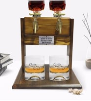 BK Gift Kişiye Özel Renkli Baskılı İsimli İkili Viski Bardağı ve Çift Musluklu Doğal Ahşap Viski Standı-3 (Model 1)