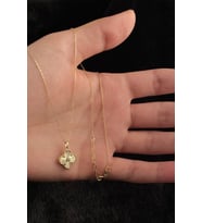 Fiyonk Kuyumculuk  14 Ayar Altın Mini Taş Detaylı Shine Yonca Kolye (Sarı)