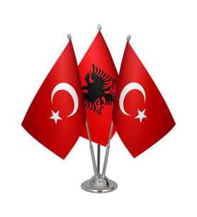 Masa Üstü Arnavutluk Bayrağı Türk Bayrağı Üçlü Krom Direk Masa Bayrak Seti