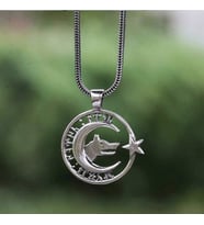 Göktürkçe Tengri Biz Menen Tanrı Bizi Korusun Yazılı Ay Yıldız Bozkurt Desenli Gümüş Erkek Kolye (Siyah)