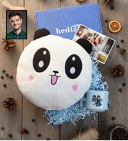 Kişiye Özel Karikatürlü Gamer Arkadaşa Hediye Hediye Kutusu - Kişiye Özel T Pastel Kupa, Peluş Yastık, Fotoğraf 1 Adet Doğum Günü Hediyesi