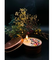 Dekoratif Çiçekli Soya Mum – Hediyelik Metal Kutulu Aromatik Mum 7×3 cm