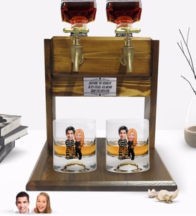 BK Gift Kişiye Özel Renkli Baskılı Sevgililer Karikatürlü İkili Viski Bardağı ve Çift Musluklu Doğal Ahşap Viski Standı-7 (Model 1)