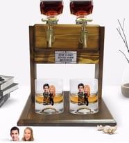 BK Gift Kişiye Özel Renkli Baskılı Sevgililer Karikatürlü İkili Viski Bardağı ve Çift Musluklu Doğal Ahşap Viski Standı-7 (Model 1)