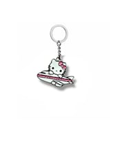 Hello Kitty Pembe Uçak Figürlü Anahtarlık – Sevimli ve Renkli Metal Aksesuar