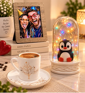 Kişiye Özel Fotoğraflı Hayat Ağacı Porselen Kahve Fincanı ve Renkli LED Penguenli Fanus