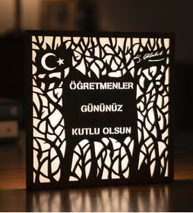 Öğretmenler Gününe Özel Türk Bayrağı ve Atatürk İmza Motifli Led Işıklı Dekoratif Ahşap Çerçeve