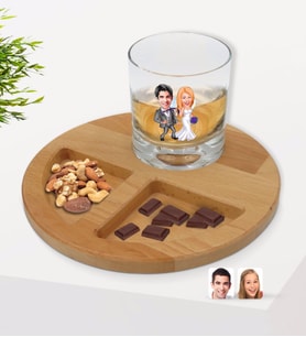 BK Gift Kişiye Özel Evleniyoruz Karikatürlü Viski Bardağı ve Doğal Masif Ahşap Yuvarlak Sunum Tabağı Çerezlik Hediye Seti-6