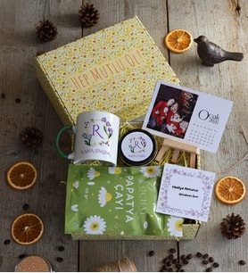 Kişiye Özel R Harfli İsimli Hediye Kutusu - Kişiye Özel Kupa Standart, Çay, Takvim, Mum Doğum Günü Hediyesi (Yeşil)