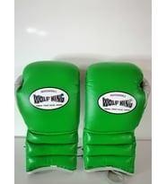 Wolfking marka Deri Boks Eldiveni yeşil renk ipli model Orjinal Dana derisidir. 10-12-14-16oz büyüklükte İstediğiniz Bedeni msj ile bildiriniz