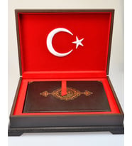 Ahşap Kutulu Nakış İşlemeli Türk Bayraklı Kuran-ı Kerim Seti (Hafız Boy)