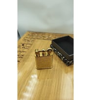 Şık Desenli Gold Renk Kabartmalı Gazlı Çakmak