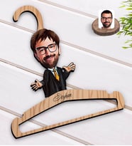 BK Gift Kişiye Özel Erkek Avukat Karikatürlü Standart Boy Ahşap Elbise Askısı-3