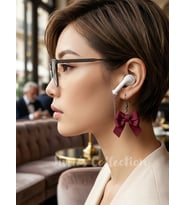 Hem Küpe Hem Bluetooth Kulaklık Kayıp Önleyici. Küpe Kulaklık Tutucu. Bordo Fiyonk Detaylı. Çıkarılabilir Kulaklık Tutucu. Özel Tasarım.