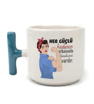Her Güçlü Kadının Arkasında Kendisi Vardır Baskılı Kadınlar Günü Mavi Kulplu T Kupa