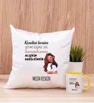 Kişiye Özel Alışıkın Değilsindir Tasarım Esprili Kare Yastık ve Sarı Kupa