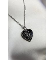 Gotik Gothic Desenli Kalp Siyah Kolye (Gümüş)