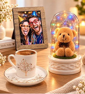 Kişiye Özel Fotoğraflı Hayat Ağacı Porselen Kahve Fincanı ve Renkli LED Işıklı Peluş Ayıcıklı Fanus