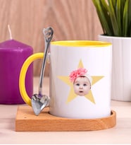 Kişiye Özel Pembe Yıldız Kafa Fotoğraflı Ahşap Altlıklı Sarı Kupa Bardak