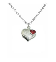 Mini Red Heart Inside Metal Heart Unisex Kolye – İç İçe Aşklar ve Zarafet (Gümüş)