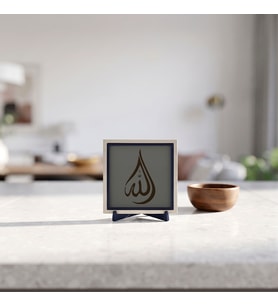 Minimalist Damla Formunda Allah (C.C.) Yazılı Dekoratif Parça, Çalışma Masası ve Kitaplık İçin Estetik Süs 10x10 cm