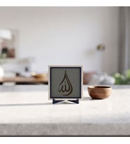 Minimalist Damla Formunda Allah (C.C.) Yazılı Dekoratif Parça, Çalışma Masası ve Kitaplık İçin Estetik Süs 10x10 cm