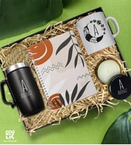 Kişiye Özel 280 ML Paslanmaz Çelik Bardak Termos & Co Notes Marka Çizgisiz Defter & Porselen Premium Beyaz Galaxy Gezegenler ve Tüy Tasarımlı Kupa &  Siyah Metal Mum Hediye Seti - GDTK-909120-2