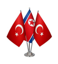 Masa Üstü Kuzey Kore Bayrağı Türk Bayrağı Üçlü Krom Direk Masa Bayrak Seti