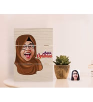 BK Gift Kişiye Özel Kadın Arapça Öğretmeni Karikatürlü Otantik Masaüstü Ahşap Palet Çerçeve-1 (Beyaz)