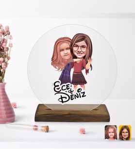 BK Gift Kişiye Özel Kız Kardeşler Karikatürlü Yuvarlak Ahşap Standlı Biblo-6