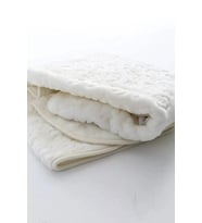 Kabartmalı Peluş Battaniye 90×110 Cm Not: (MEVSİMLİK INCEDİR) Ekru