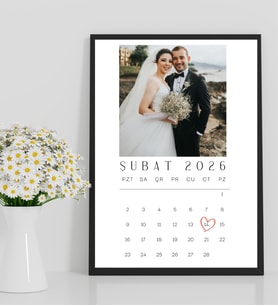 Kişiye Özel Tarihli Takvim Tablo, Fotoğraflı Anı Takvimi Ahşap Çerçeveli Tablo, Sevgililer Günü, Yıldönümü,  Doğum Günü, Yılbaşı, Özel Günler için Çerçeveli Poster Takvim (Düz Siyah)