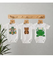 Hoşgeldin Erkek Bebek, Üçlü Set, Mini Boss-Ayıcık ve Kurbağa Baskılı Badi Hediye Seti