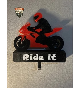 3D Hareketli Motorcu Figürlü Anahtarlık Askısı – Ön Kaldıran Motosiklet Tasarımı